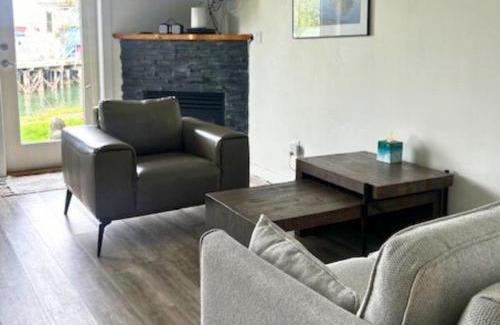 Tofino Apartment | High Tide - Waterfront bachelor
