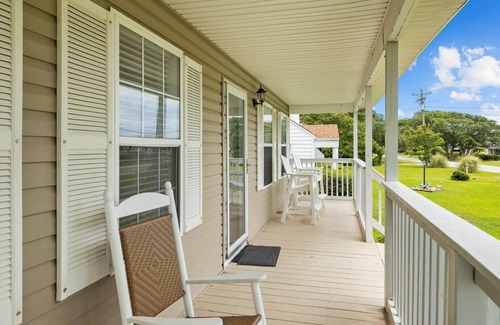 Harkers Island House | High Tider 3 Bedroom Home by RedAwning