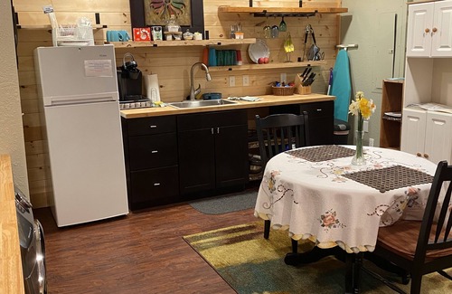 Black Mountain Apartment | High Top Hide-Away~ Your Retreat to Privacy