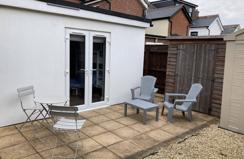 Highcliffe-on-Sea House | Highcliffe holiday flat with parking
