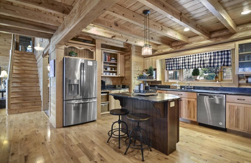 Blairsville Cabin | Highland Haven - 4200+ sf w/Hot Tub | Long Range Views | Billiards/Ping Pong