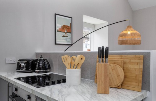 Stirling Apartment | Highland Hideaway: Modern Comfort in Historic Area