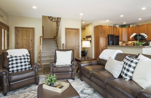 The Highlands House | Highland House – Private Hot Tub & Mountain Views
