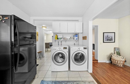 Highland Park House | Highland Park house in prime location for city experiences. Pet Friendly