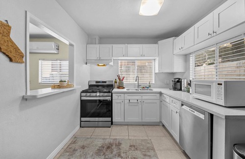 Highland Park House | Highland Park house in prime location for city experiences. Pet Friendly
