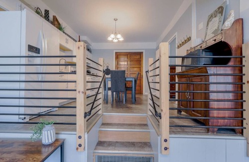 Highland Square Apartment | Highland Sq Hideaway Apt with 2 queen beds in great location