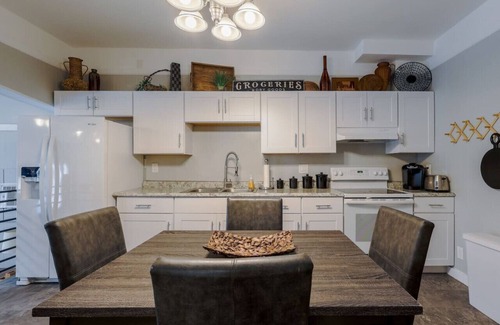 Highland Square Apartment | Highland Sq Hideaway Apt with 2 queen beds in great location