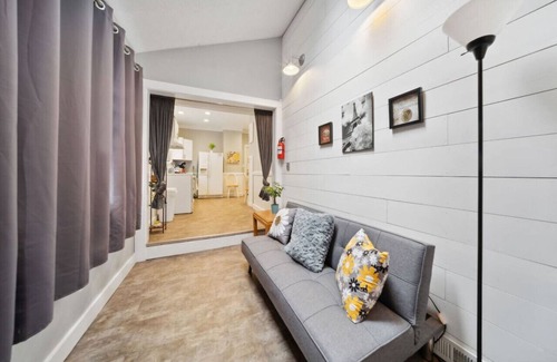 Highland Square Apartment | Highland Square 1 Bedroom Apt w Smart TV