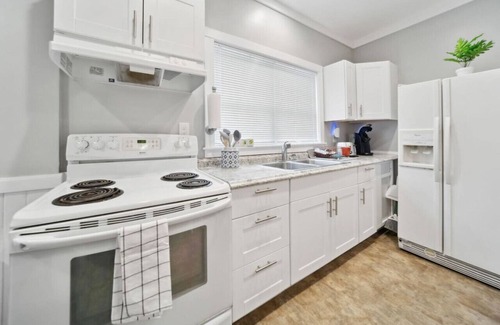 Highland Square Apartment | Highland Square 1 Bedroom Apt w Smart TV