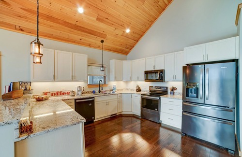 Blairsville Cabin | Highland SunsetnSunset view - close to lake, hiking, wineries. Family friendly.