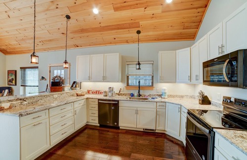 Blairsville Cabin | Highland SunsetnSunset view - close to lake, hiking, wineries. Family friendly.