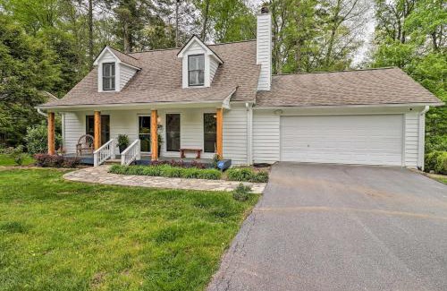 Highlands House | Highlands Cottage with Sunroom about 1 Mile to Downtown!