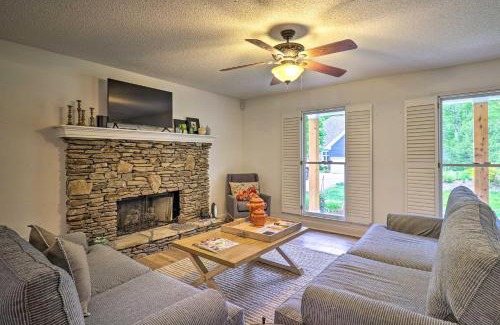 Highlands House | Highlands Cottage with Sunroom about 1 Mile to Downtown!