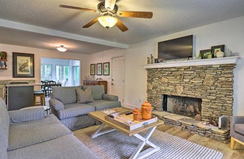 Highlands House | Highlands Cottage with Sunroom about 1 Mile to Downtown!