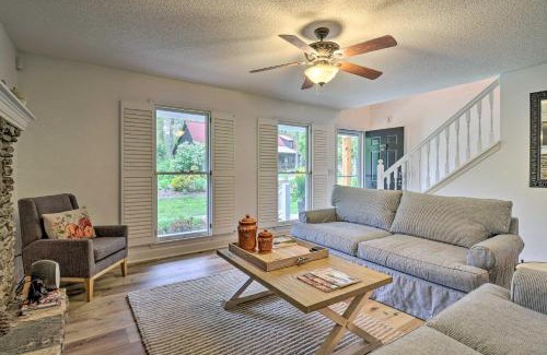 Highlands House | Highlands Cottage with Sunroom about 1 Mile to Downtown!
