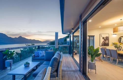 Queenstown House | Highlands House- Lake Views- Free Parking- AC- BBQ