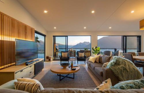 Queenstown House | Highlands House- Lake Views- Free Parking- AC- BBQ