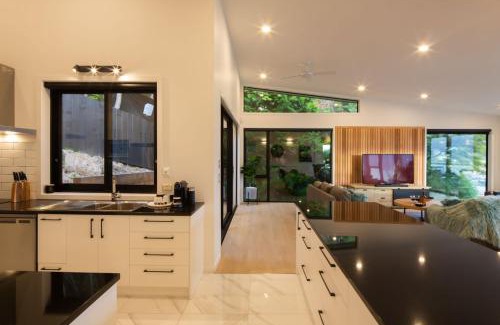 Queenstown House | Highlands House- Lake Views- Free Parking- AC- BBQ