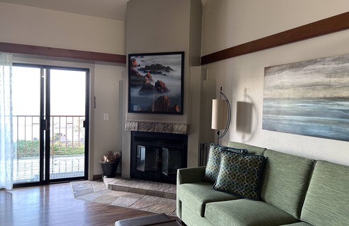 Carmel Highlands Cabin | Highlands Inn, minutes to Pebble Beach, Concours d'Elegance & Carmel by the Sea