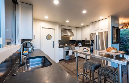 Sonoma House | Highlands Vista - 4 Bedrooms All En-Suite, Views