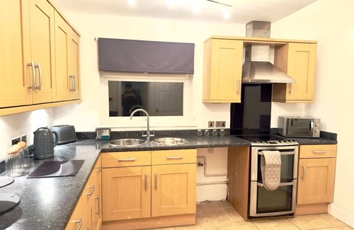 Worcester House | Highly Rated! 3 Bed Home Smart Tv Driveway