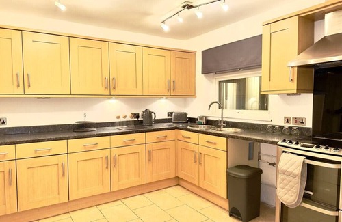 Worcester House | Highly Rated! 3 Bed Home Smart Tv Driveway