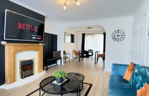 Worcester House | Highly Rated! 3 Bed Home Smart Tv Driveway
