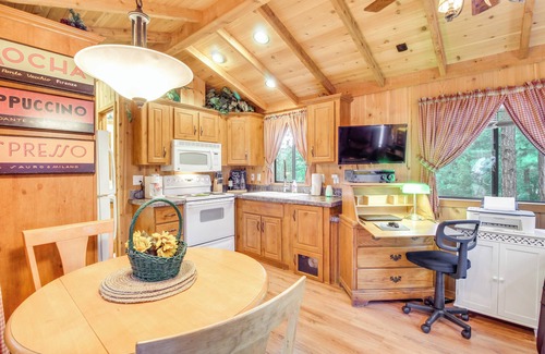 Show Low Cabin | Hike & Fish: Cozy Cabin w/Patio in Show Low!