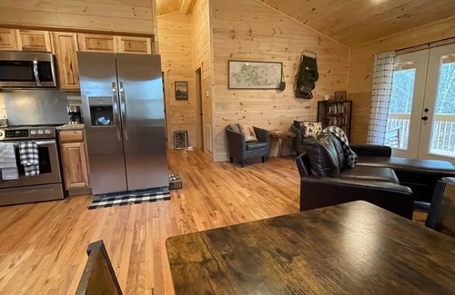 Murphy Cabin | Hiker’s Hideaway Cabin, Forest View, Hot Tub, Fast WiFi, Fireplace