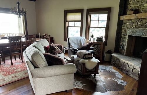 Clyde Cabin | Hiking enthusiasts looking for upscale accommodations and amazing views!
