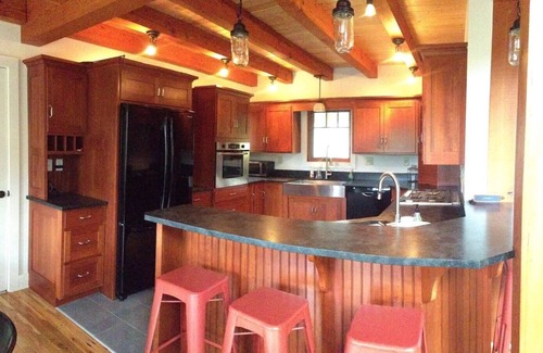 Marshall House | Hiking, incredible mountain views, hot tub, and a chef's kitchen!
