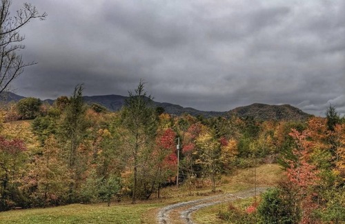 Marshall House | Hiking, incredible mountain views, hot tub, and a chef's kitchen!