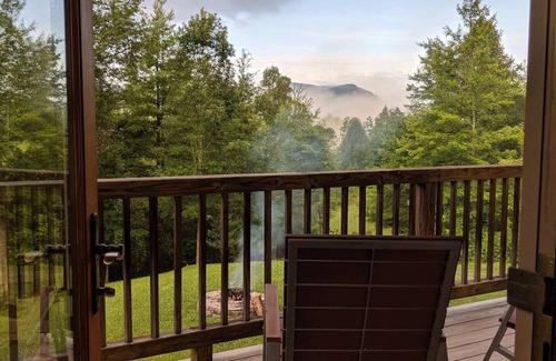 Marshall House | Hiking, incredible mountain views, hot tub, and a chef's kitchen!