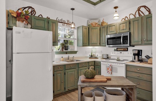 Fredericksburg Cottage | Hill Country Cottage; Gorgeous Views; Relax and unplug from city life.