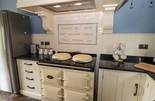 Nether Heyford Cottage | HILL HOUSE FARM, pet friendly in Nether Heyford, Northamptonshire