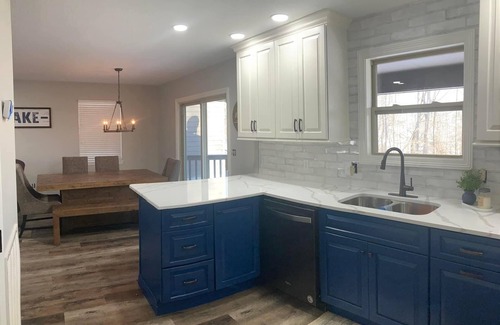 Byrdstown House | Hill Top Heaven Lake House - Sleeps 22 in beds - 3 1/2 baths - 1 Mi to Marina!