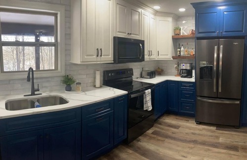 Byrdstown House | Hill Top Heaven Lake House - Sleeps 22 in beds - 3 1/2 baths - 1 Mi to Marina!