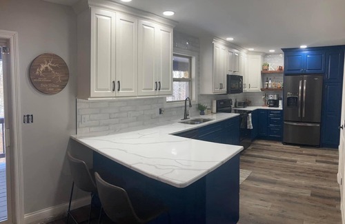 Byrdstown House | Hill Top Heaven Lake House - Sleeps 22 in beds - 3 1/2 baths - 1 Mi to Marina!