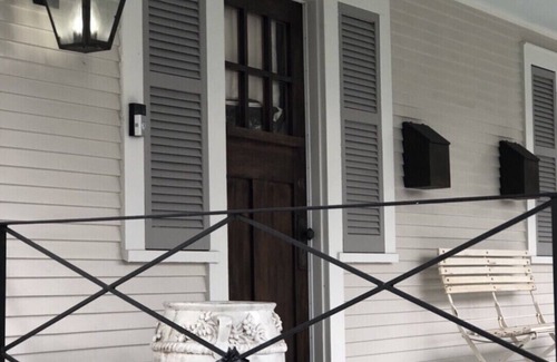 Central Carrollton Association House | "Hillary Gardens" Hip Uptown/University Area Owner on Premises