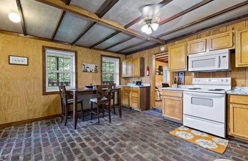 Sevierville Cabin | Hillbilly Highrise with Hot Tub