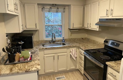 Hillcrest House | Hillcrest Haven: 2BR Gem