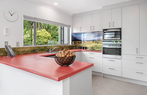 Bluff Hill House | Hillcrest Hideaway - Napier Holiday Apartment