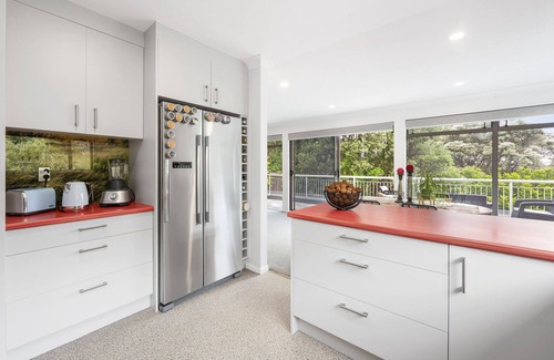Bluff Hill House | Hillcrest Hideaway - Napier Holiday Apartment
