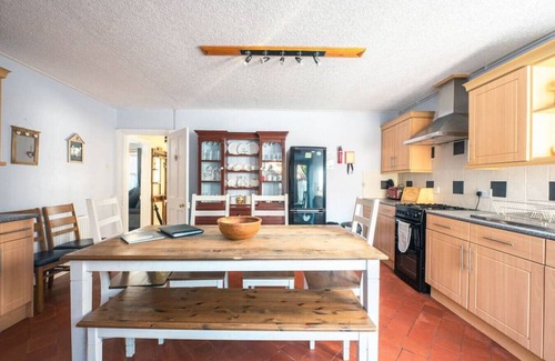 Tenby House | Hillcroft · Cosy Welsh Cottage in St Davids Centre with Garden