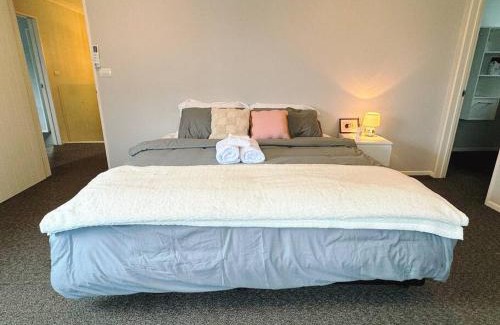 Hillsborough House | Hillsborough Spacious 3BR with Ensuite -12mins frm Airport