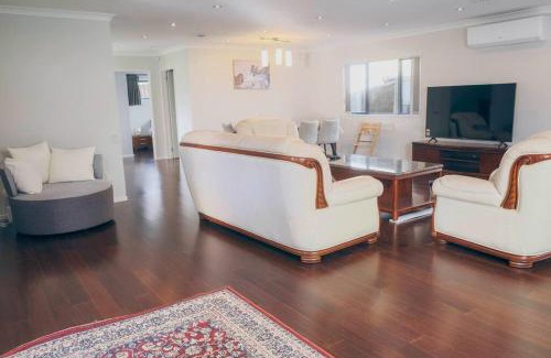 Hillsborough House | Hillsborough Spacious 3BR with Ensuite -12mins frm Airport