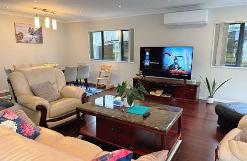 Hillsborough House | Hillsborough Spacious 3BR with Ensuite -12mins frm Airport