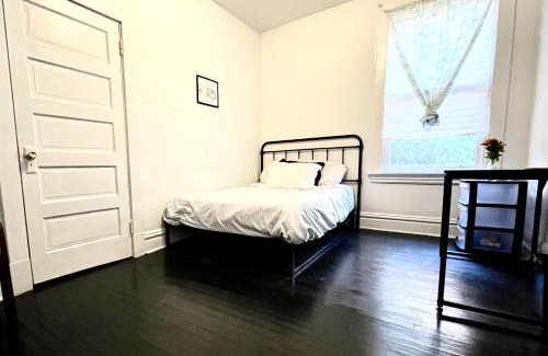 Perry North Apartment | Hillside City Spacy Apartment Close to Downtown