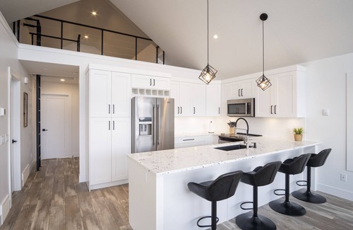 Central Okanagan House | Hillside Cottage With Panoramic Lake View!