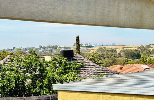 Gowanbrae House | Hillside Haven - 10 mins from the airport